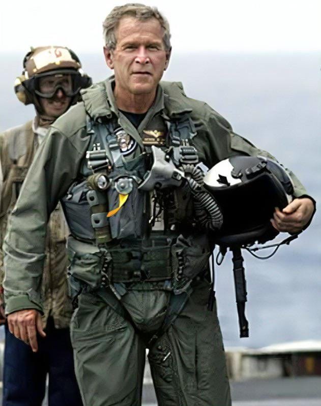 Was George W.Bush wearing rank and insignia when he landed the jet? :  r/Presidents