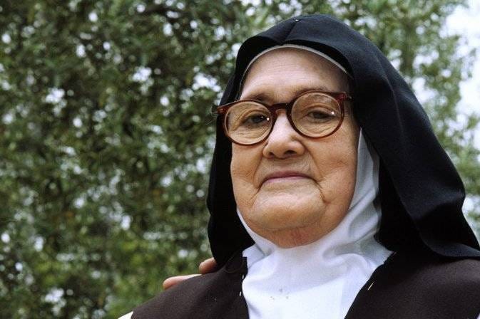 ANNIVERSARY OF THE PASSING OF BEATA SR. MARIA LÚCIA (Aniversário do falecimento da Irmã Lúcia, FEB 13). Join us in prayer of the Rosary to request Heaven to advance her full canonization.