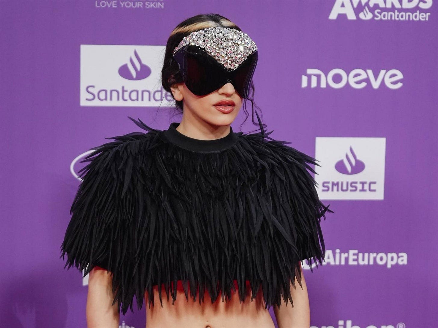 Rosalía reaparece en Los 40 Music Awards con un look rompedor
