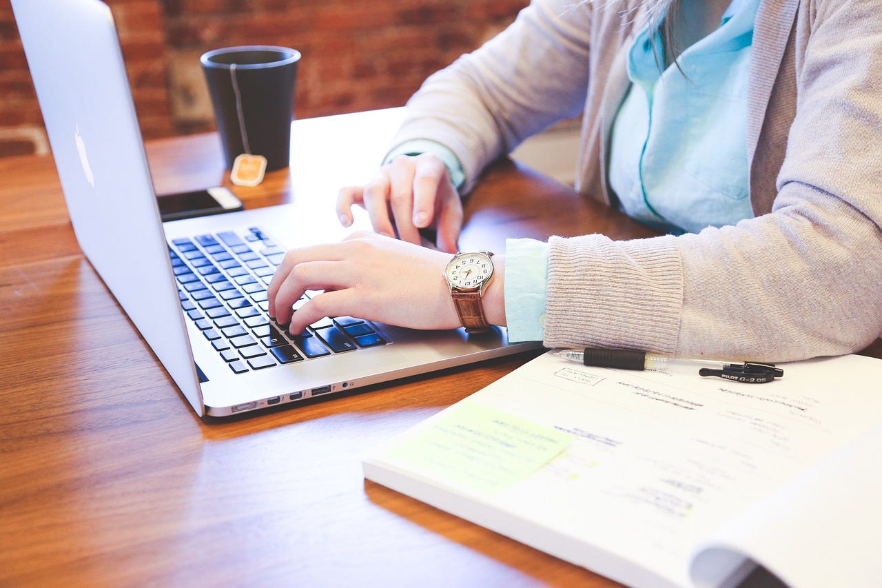 freelance writer browsing website Who Pays Writers