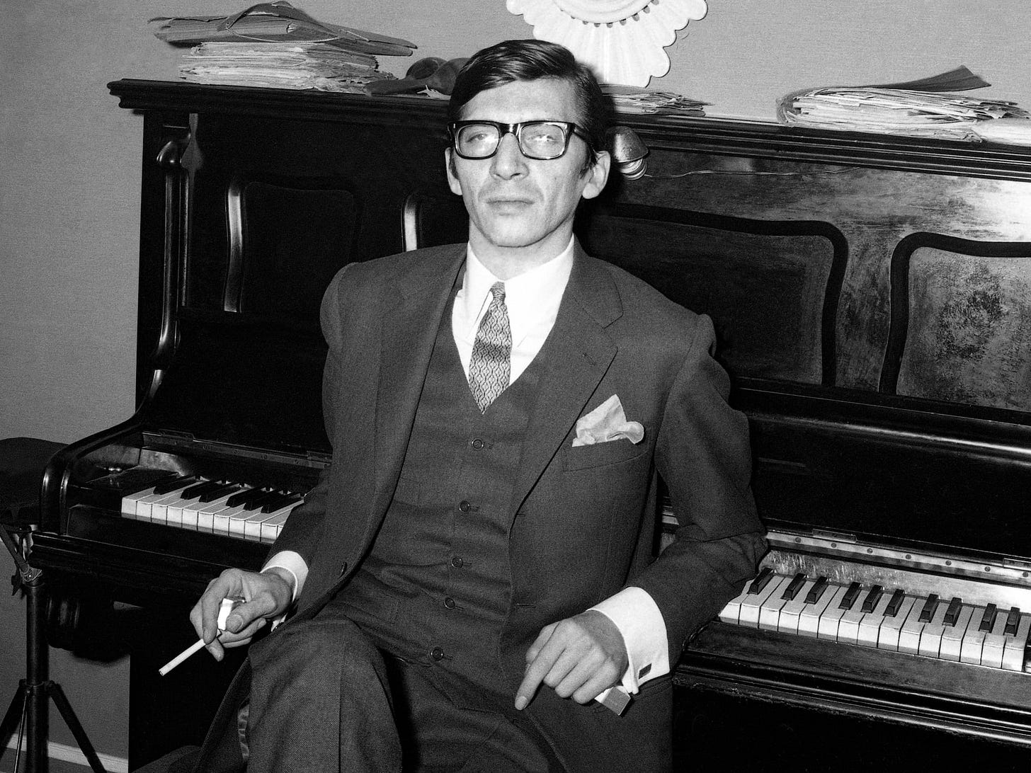 Manuel Alejandro, autor de las canciones en español más icónicas: “Amores a solas' es una masturbación en la playa. Pero también es una belleza” | ICON | EL PAÍS Manuel Alejandro, autor de las canciones en español más icónicas: “Amores a solas' es una masturbación en la playa. Pero también es una belleza” | ICON | EL PAÍS