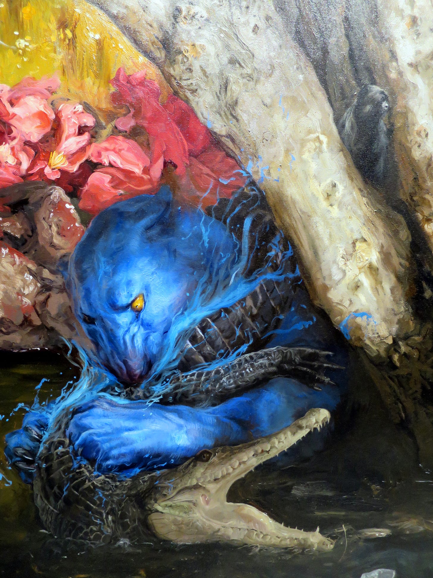 In questo dettaglio di vede l'olio su tela che raffigura un giaguaro blu che agguanta e morde un alligatore. Gli animali sono circondati da fiori rosa.