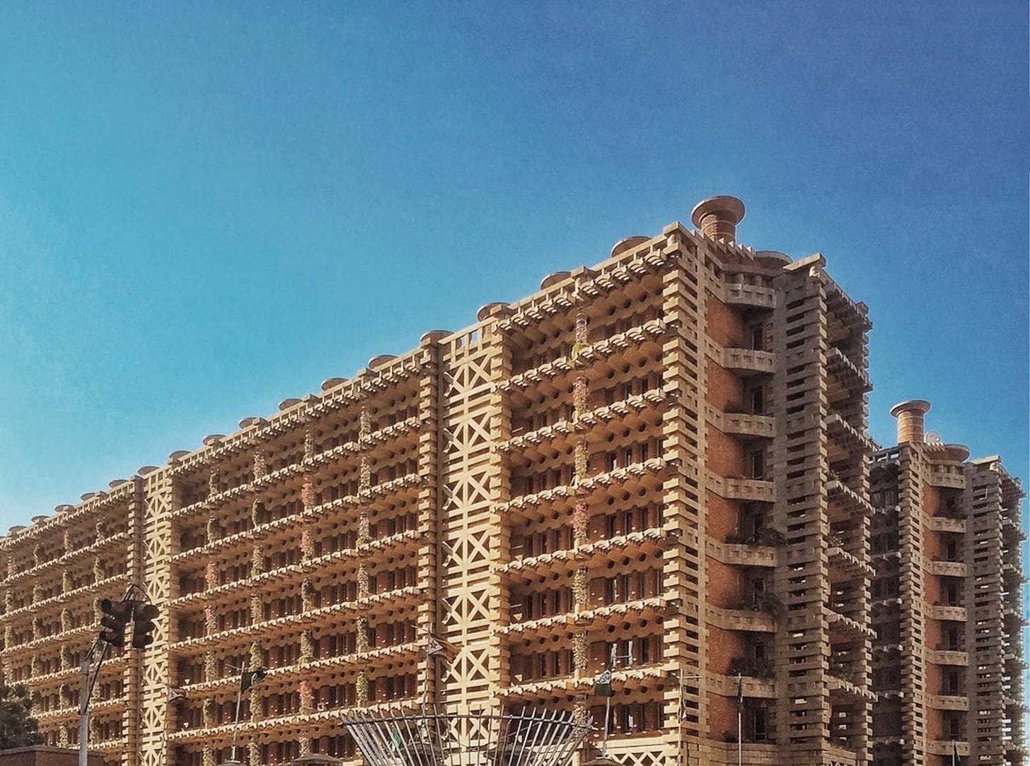 Imagen exterior de la fachada larga del edificio