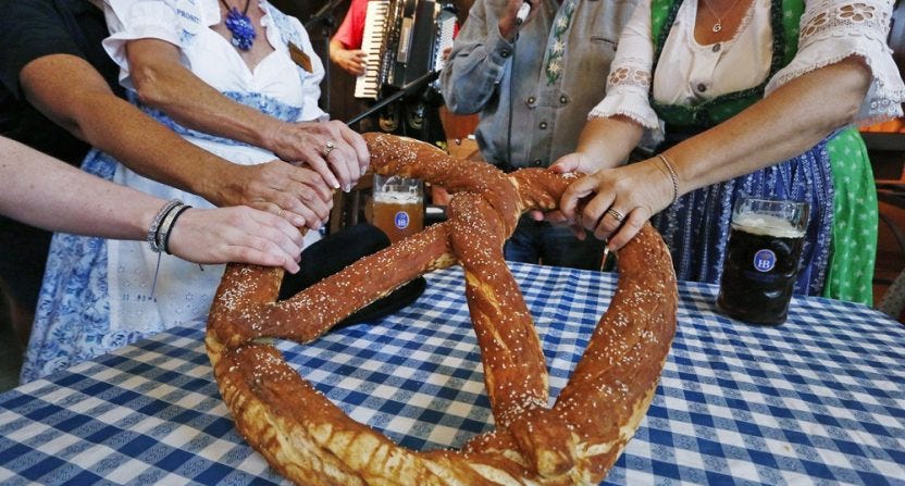 Matthew Stafford&#39;s wife apologizes for chucking pretzel at 49ers fan