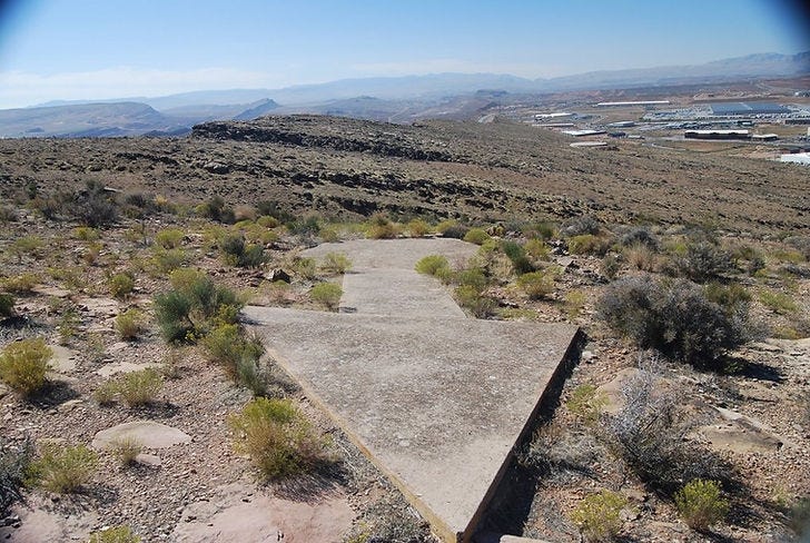 Concrete airmail navigation arrow at Quail Creek Reservoir overlook, Utah (source) Concrete airmail navigation arrow at Quail Creek Reservoir overlook, Utah (source)