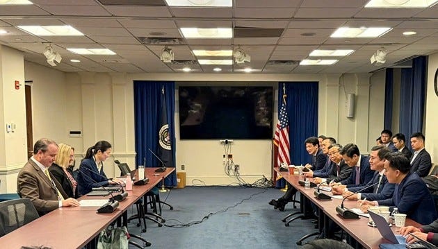 Thứ trưởng Bộ Công Thương, Phó Trưởng Đoàn đàm phán Chính phủ Nguyễn Sinh Nhật Tân làm việc với phía Hoa Kỳ trong phiên đàm phán kỹ thuật. Thứ trưởng Bộ Công Thương, Phó Trưởng Đoàn đàm phán Chính phủ Nguyễn Sinh Nhật Tân làm việc với phía Hoa Kỳ trong phiên đàm phán kỹ thuật.