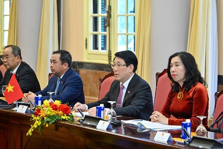 Chủ tịch nước Lương Cường và đoàn cấp cao Việt Nam tham dự hội đàm. Ảnh: TTXVN Chủ tịch nước Lương Cường và đoàn cấp cao Việt Nam tham dự hội đàm. Ảnh: TTXVN