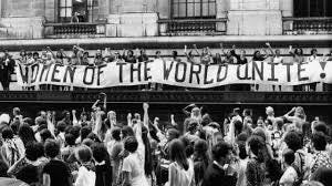 OrigendeldíaInternacionadelamujer Un 5 de marzo de 1908, Nueva York fue  escenario de una huelga polémica. Un grupo de mujeres reclamaba la igualdad  salarial, la disminución de la jornada laboral a 10 horas,