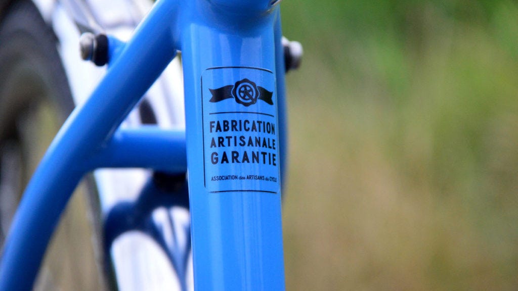 Cadre de velo bleu avec le sticker collé dessus