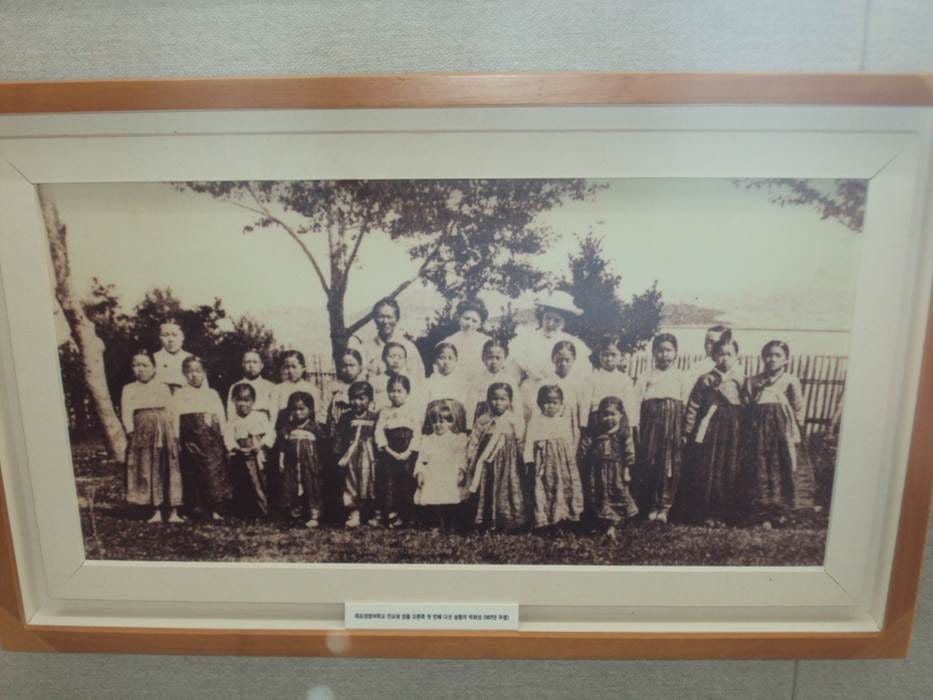 A group of people in a frame

AI-generated content may be incorrect.