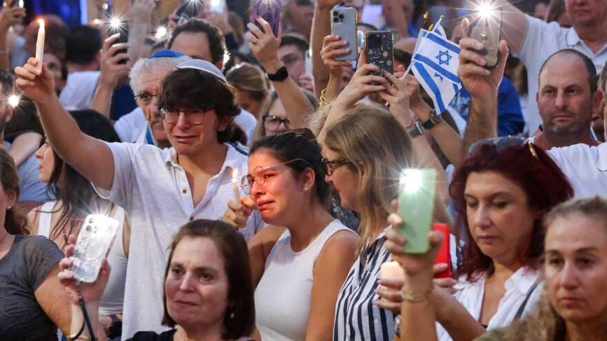 Emotional rally in support of Israel draws hundreds in Aventura | WLRN