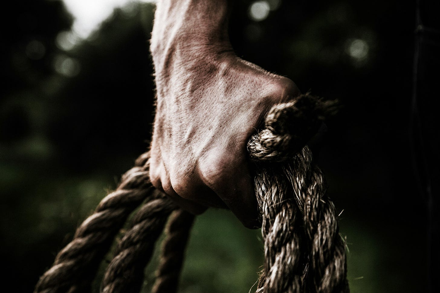 Close Up von einer Hand, die ein Seil hält