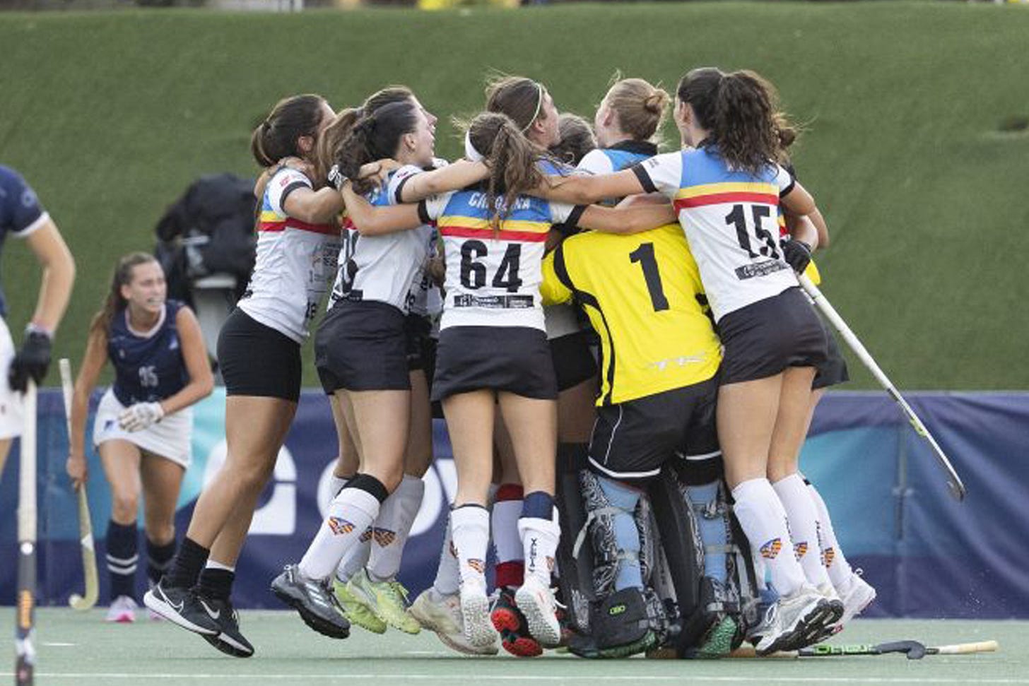Jugadoras del Valencia HC celebran su victoria en el partido frente al filial del Club Junior que les daba el campeonato en la Final Four. Jugadoras del Valencia HC celebran su victoria en el partido frente al filial del Club Junior que les daba el campeonato en la Final Four.