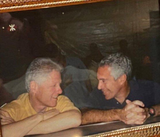 r/Fauxmoi - Leaked pictures found in Epstein's house revealed that he met with Saudi Arabia's crown prince MBS, Pope Francis, Emirati high level figure, Donald Trump, Justin Trudeau’s dad, Noam Chomsky, Bill Clinton and Fidel Castro.