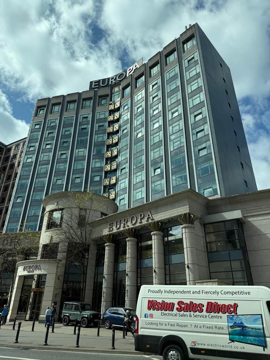 A large building with many windows

AI-generated content may be incorrect.