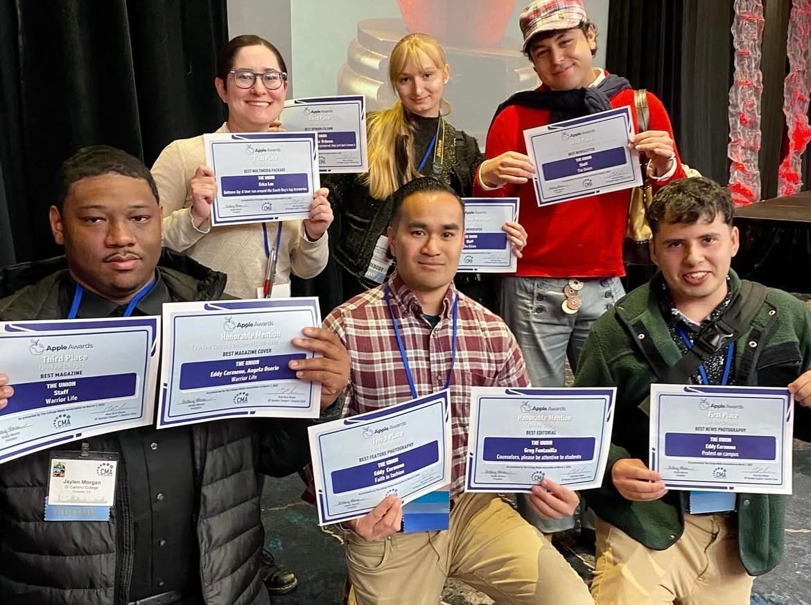 (L-R) El Camino College journalism students Jaylen Morgan, Erica Lee, Greg Fontanilla, Nikki Yunker, Isaac Ramirez and Angel Pasillas hold Apple Awards at the College Media Association's Spring National College Media Convention in New York City on Saturday, March 1. (Stefanie Frith | The Union).