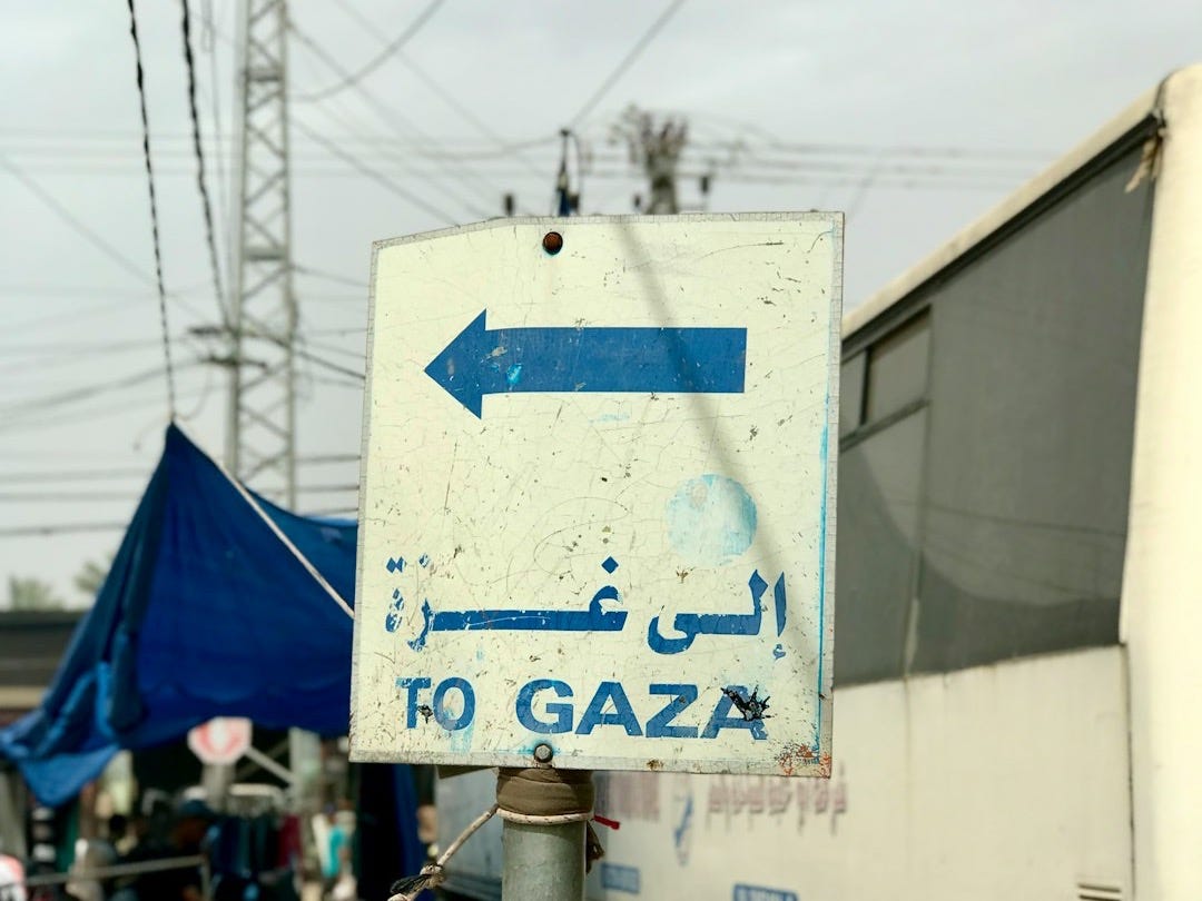 a sign pointing to the right in front of a bus