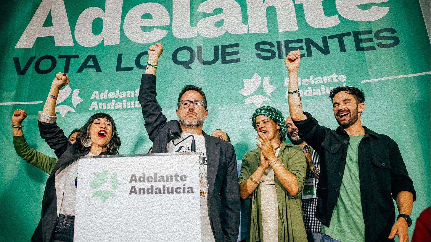 Membri del partito politico Adelante Andalucía celebrano su un palco con i pugni alzati davanti a uno striscione verde che recita lo slogan "Vota lo que sientes". Membri del partito politico Adelante Andalucía celebrano su un palco con i pugni alzati davanti a uno striscione verde che recita lo slogan "Vota lo que sientes".