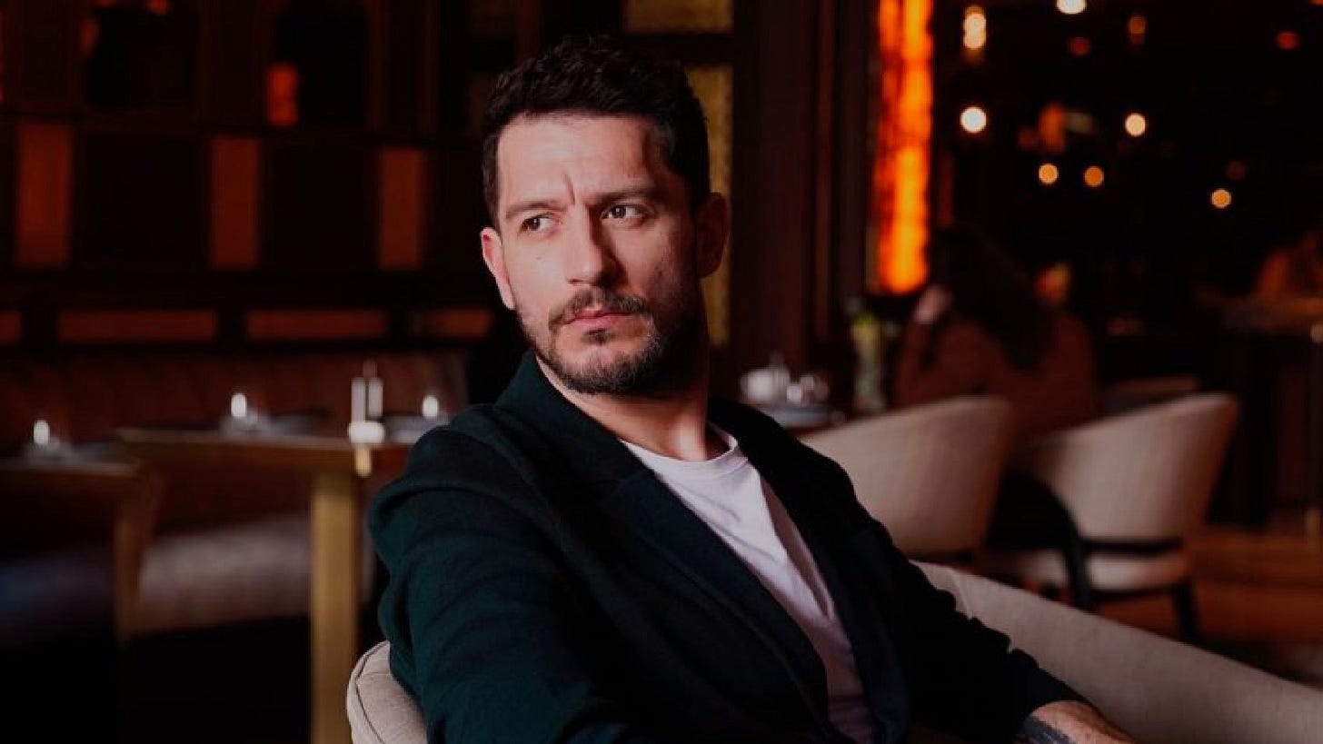 Uraz Kaygılaroğlu röportaj fotoğrafı — karanlık arka plan Uraz Kaygılaroğlu röportaj fotoğrafı — karanlık arka plan