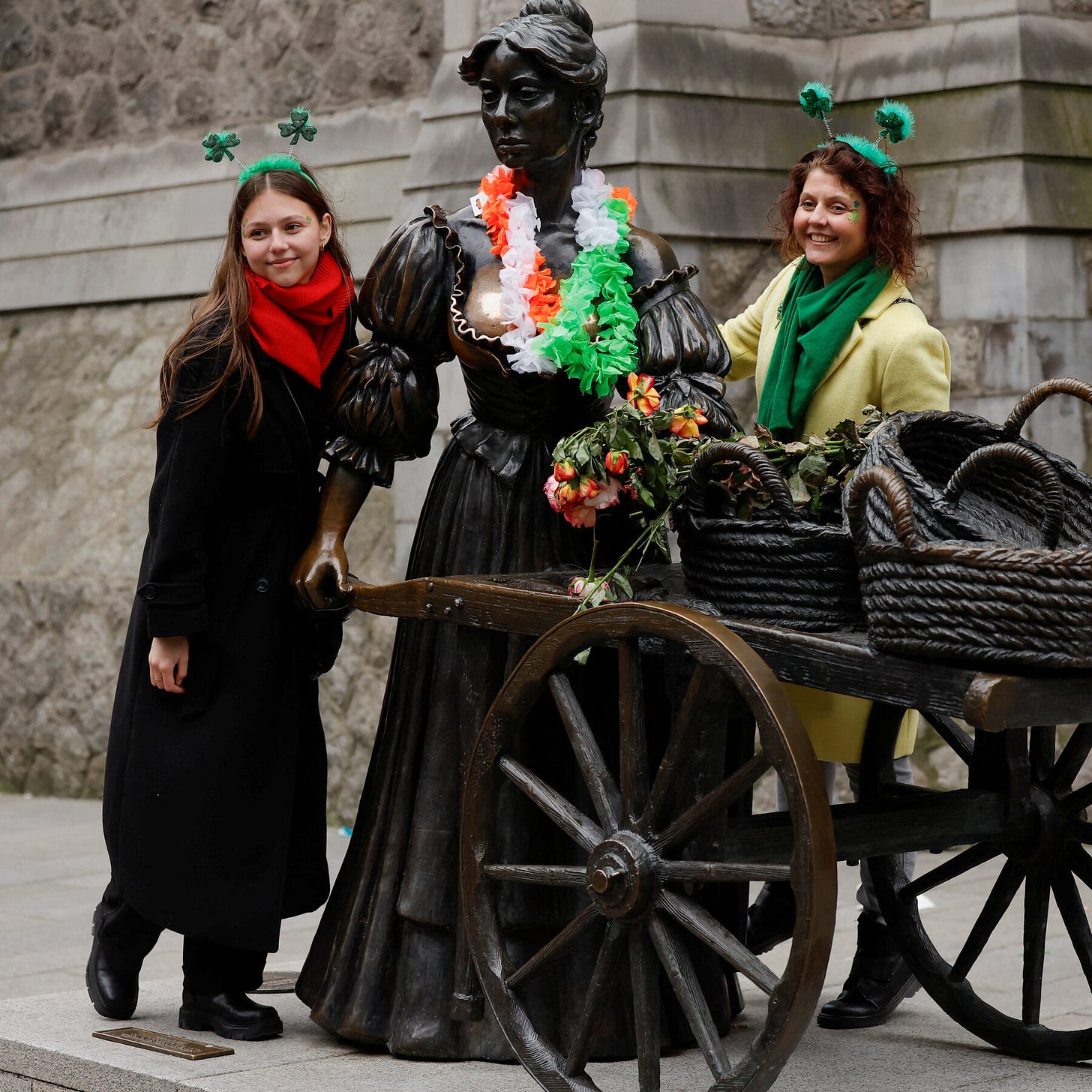 Dublin Acts to Protect Molly Malone Statue - The New York Times