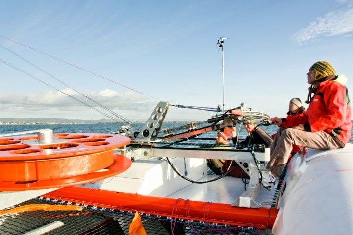 Kite boat con foiling in azione Kite boat con foiling in azione