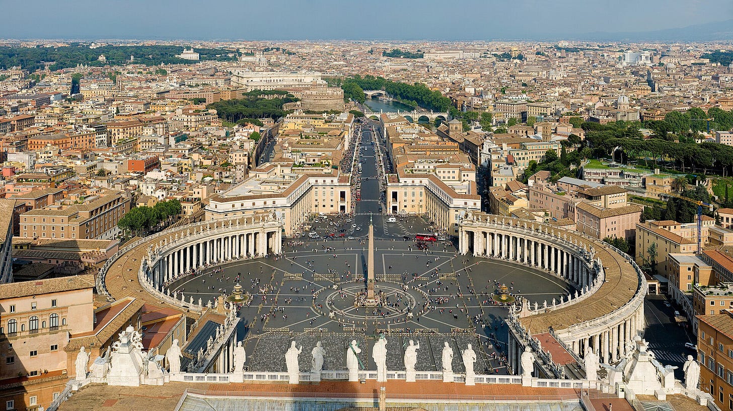 Piazza San Pietro vista dal Vaticano (Immagine Wikimedia)