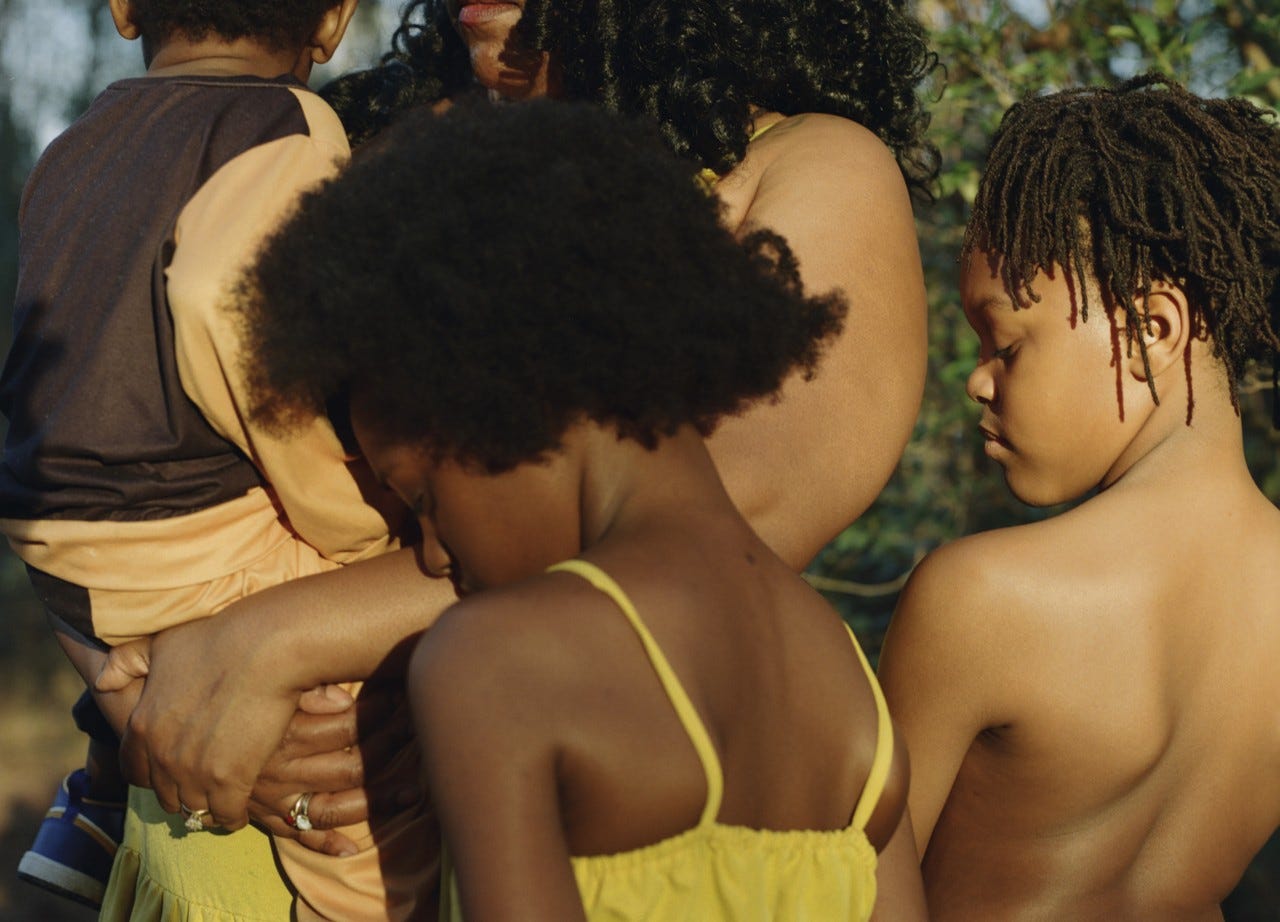 Imagem de uma mãe com filhos.