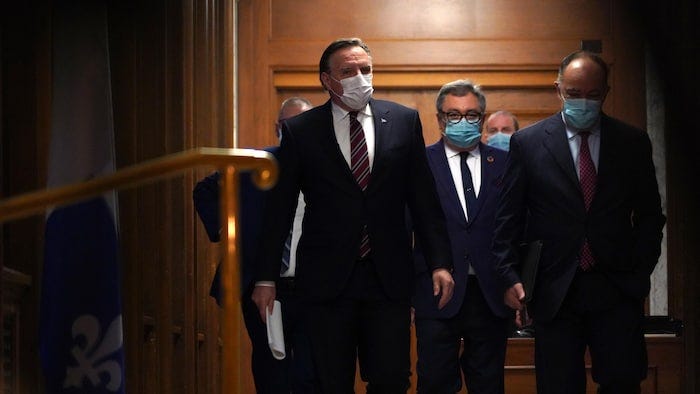 MM. Legault, Arruda et Dubé dans les corridors de l'Assemblée nationale. MM. Legault, Arruda et Dubé dans les corridors de l'Assemblée nationale.