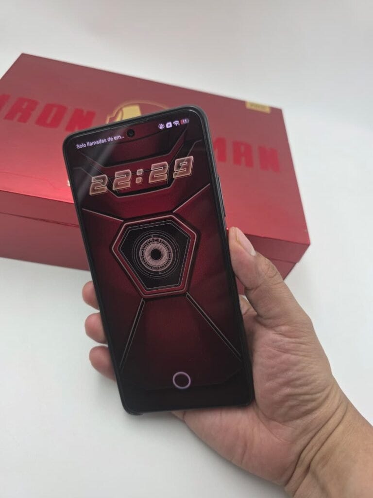 pantalla POCO X7 Pro Iron Man con fondo temático de Iron Man