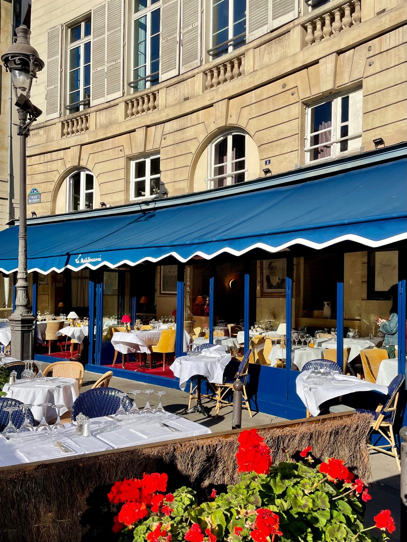 A restaurant with tables and chairs outside

AI-generated content may be incorrect.