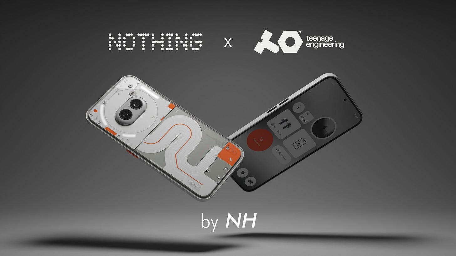 Foto del Nothing Phone con vista fronte e retro. È un telefono moderno, dal design decorato con quelli che sembrano circuiti e led