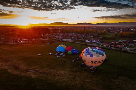 Există ceva profund omenesc în balonul cu aer cald. Balonul nu rupe aerul. Nu îl sfâșie cu viteză. Se ridică lent, aproape cu sfială, și tocmai de aceea pare atât de aproape de ideea de vis.