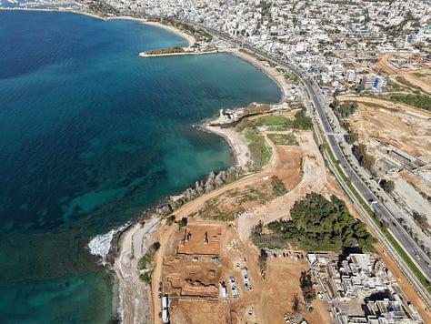 Η εκβολή του ρέματος των Τραχώνων όπως είναι σήμερα, με τον υδροβιότοπο και το λιμανάκι των ερασιτεχνών αλιέων
