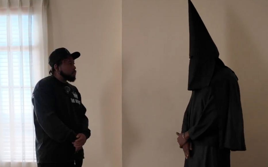 Kanye West  s'est présenté à une interview avec DJ Akademiks avec un costume noir du Ku Klux Klan. Capture d'écran X/ DJ AkademiKs