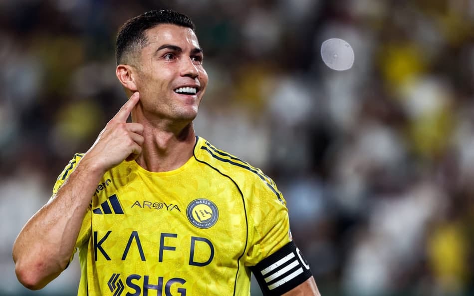 Cristiano Ronaldo se torna o primeiro jogador bilionário da história