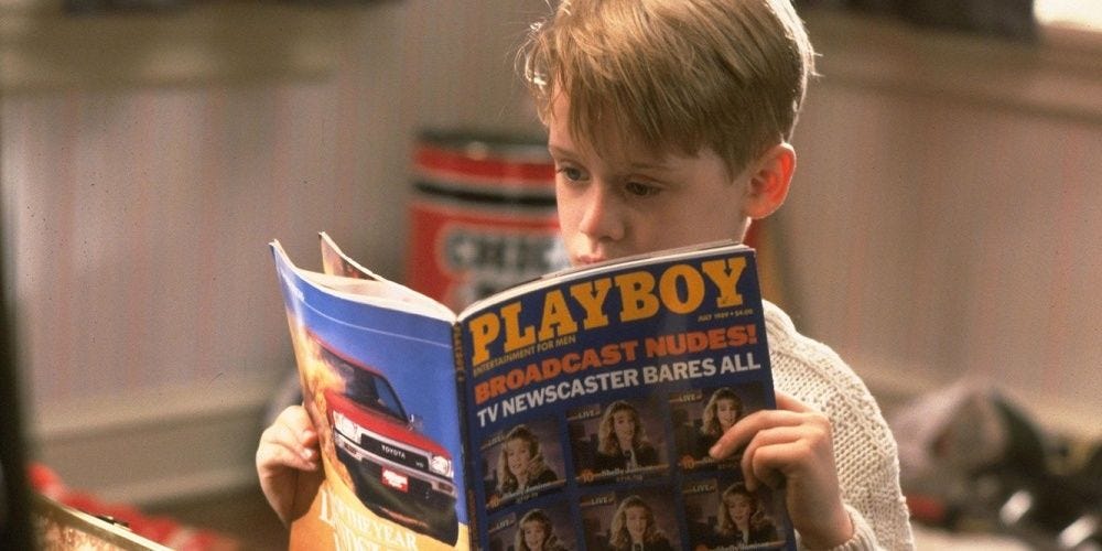 Kévin McCallister lisant Playboy dans le film "Maman, j'ai raté l'avion".