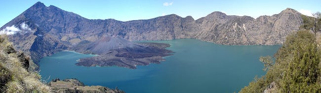Un lac volcanique, turquoise, entouré du cratère Un lac volcanique, turquoise, entouré du cratère