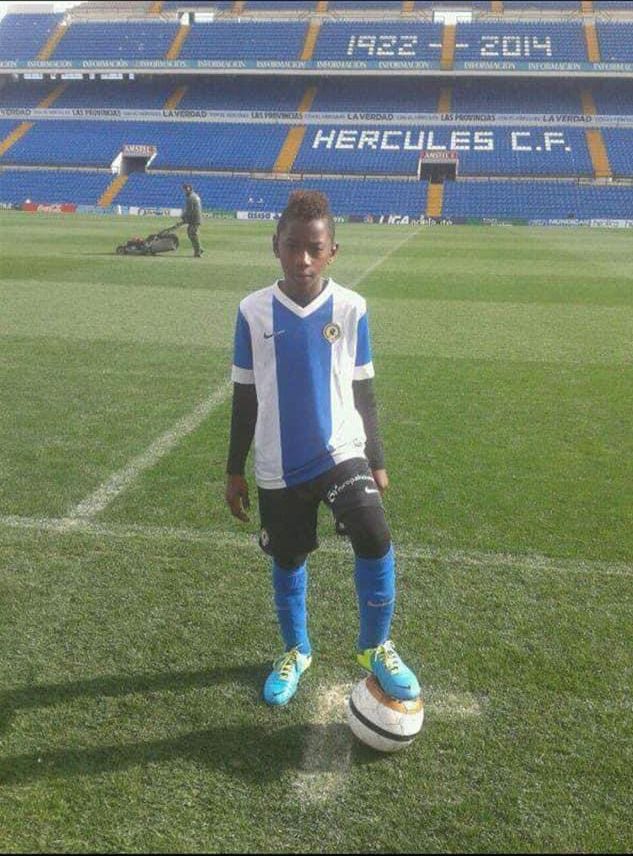 Michael Dacosta posa con la equipación del Hércules en el Rico Pérez