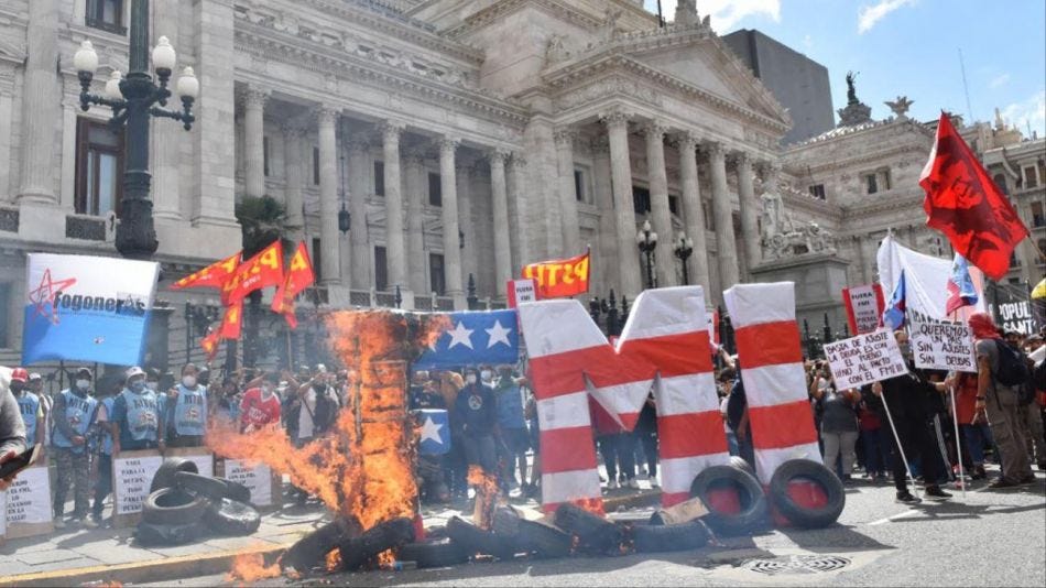 Las fotos más impactantes de los incidentes en el Congreso en medio del  debate por el acuerdo con el FMI | Perfil