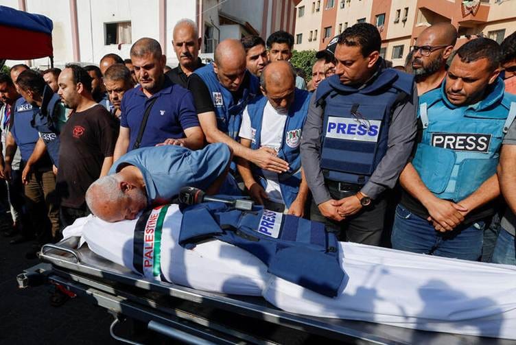 Mourners at the funeral of Palestinian journalist Mohammed Abu Hattab. REUTERS/Mohammed Salem Mourners at the funeral of Palestinian journalist Mohammed Abu Hattab. REUTERS/Mohammed Salem