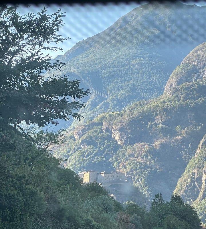 Due foto dello stesso panorama, una con le macchie del parabrezza e l'altra ripulita con l'Ai