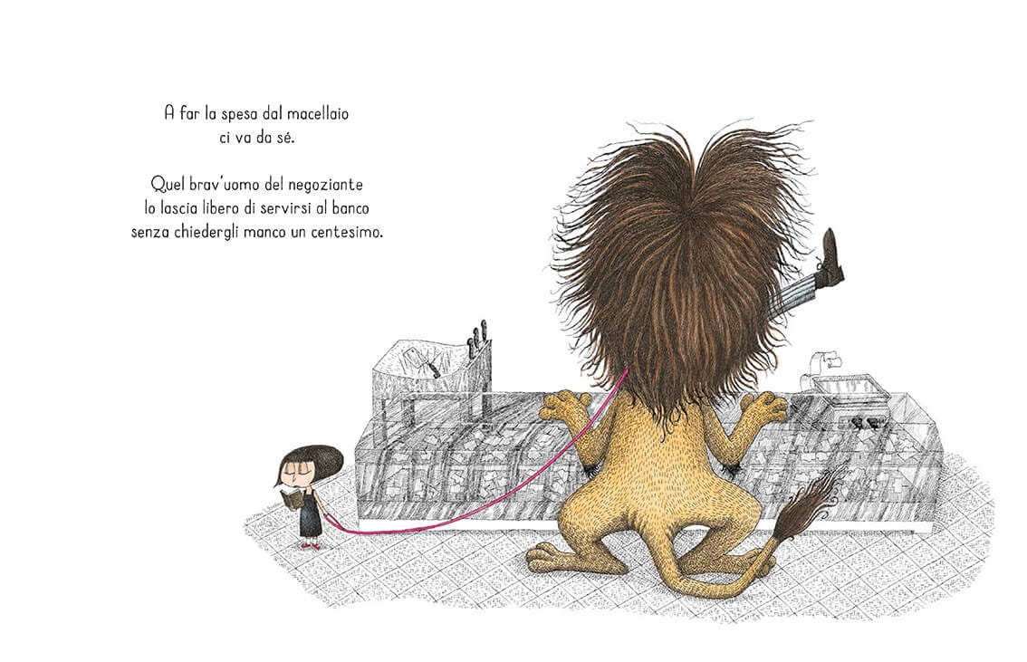 Illustrazione dettagliata che mostra un enorme leone di spalle, con una folta criniera scura, mentre si serve al banco di una macelleria. Una bambina piccola con i capelli neri a caschetto legge un libro sulla sinistra, tenendo il leone con un sottile guinzaglio rosso. Dalla bocca del leone spunta la gamba di una persona con pantaloni a righe e una scarpa nera. Illustrazione dettagliata che mostra un enorme leone di spalle, con una folta criniera scura, mentre si serve al banco di una macelleria. Una bambina piccola con i capelli neri a caschetto legge un libro sulla sinistra, tenendo il leone con un sottile guinzaglio rosso. Dalla bocca del leone spunta la gamba di una persona con pantaloni a righe e una scarpa nera.