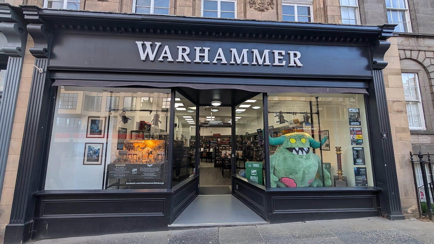 우리는 게임스 워크숍 매장을 방문해 직원들과 플레이어들과 이야기를 나누었습니다