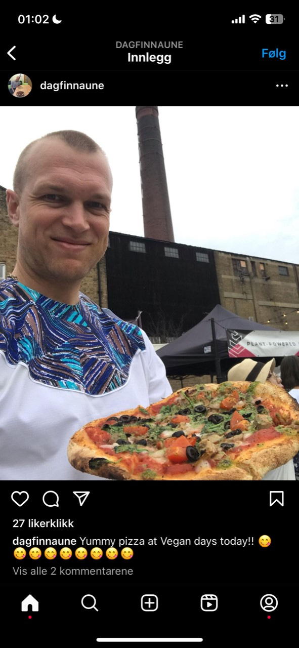 Kostholdsforsker Dagfinn Aune poserer med pizza på veganske arrangementer