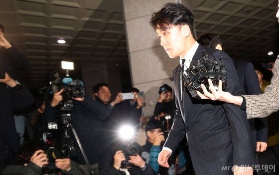 강남 클럽 '버닝썬' 이사직을 맡았던 그룹 빅뱅 멤버 승리가 지난달 27일 오후 해외 투자자 성접대 및 해피벌룬 의혹을 조사받기 위해 서울지방경찰청 광역수사대에 자진출석 하고 있다./사진=김휘선 기자