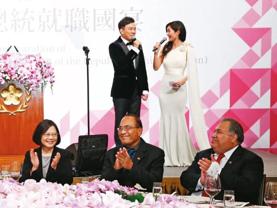 2016年蔡英文(前左)總統就職國宴,彭文正(後左)與Janet(後右)共同擔任主持人。(總統府提供) 2016年蔡英文(前左)總統就職國宴,彭文正(後左)與Janet(後右)共同擔任主持人。(總統府提供)