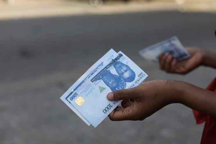 A person holds a new 1000 Naira note as the Central Bank of Nigeria releases the notes to the public through the banks in Abuja, Nigeria, December 15, 2022. REUTERS/Afolabi Sotunde A person holds a new 1000 Naira note as the Central Bank of Nigeria releases the notes to the public through the banks in Abuja, Nigeria, December 15, 2022. REUTERS/Afolabi Sotunde