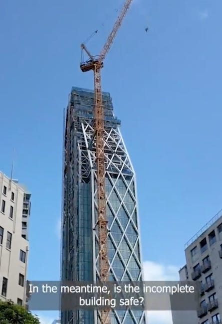 La tour dont on voit bien qu'elle a l'air achevée, même si elle ne l'est pas