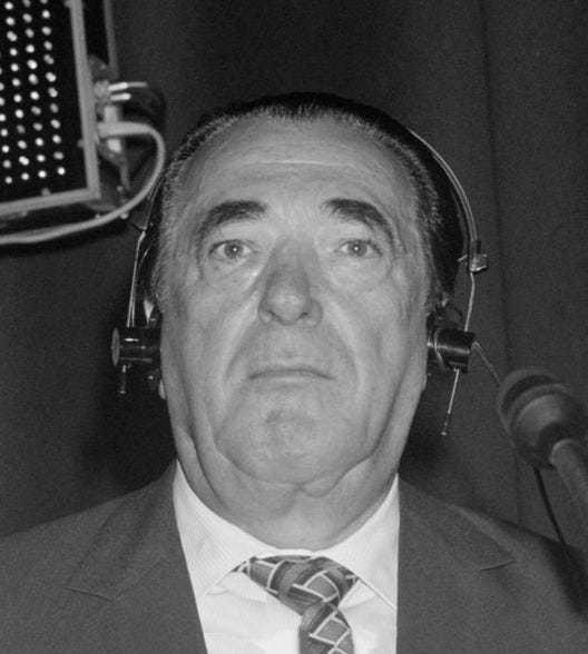 https://upload.wikimedia.org/wikipedia/commons/7/7c/Robert_Maxwell_1989.jpg