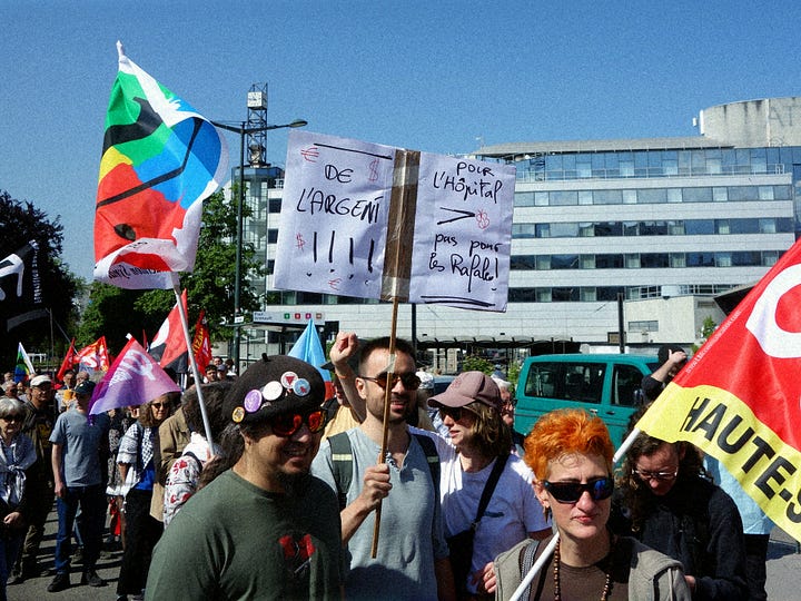 Militants défilant à Annecy le 1er mai pour défendre l'hopital